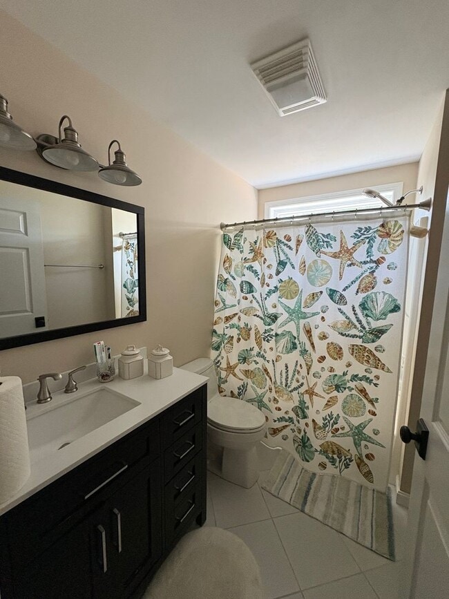 Building Photo - 2 Bed - 1.5 Bath: Single Family in New Lon...