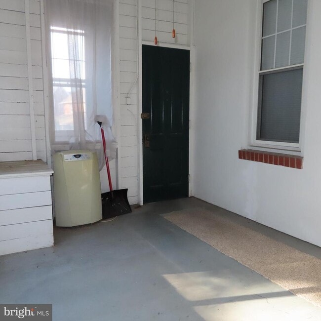 Building Photo - 304 S Coldbrook Ave