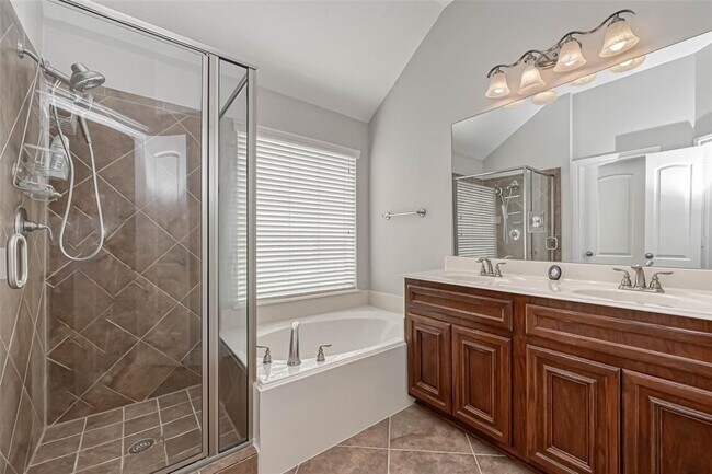 Building Photo - 5523 Stoneridge Ct
