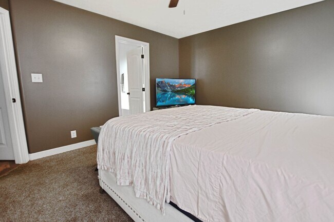 Building Photo - Pet Friendly Four Bedroom with Bonus!