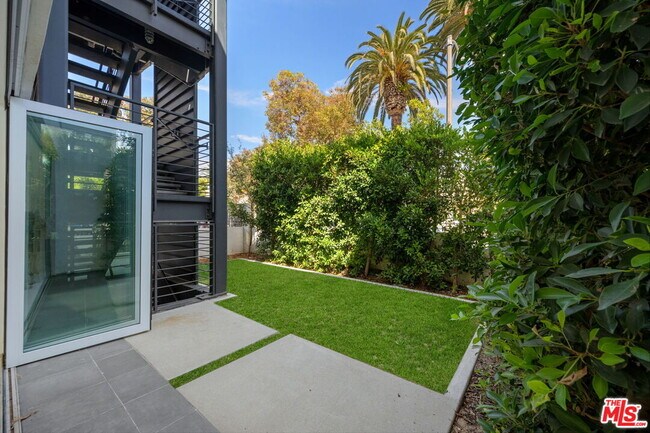 Building Photo - 621 Kings Rd