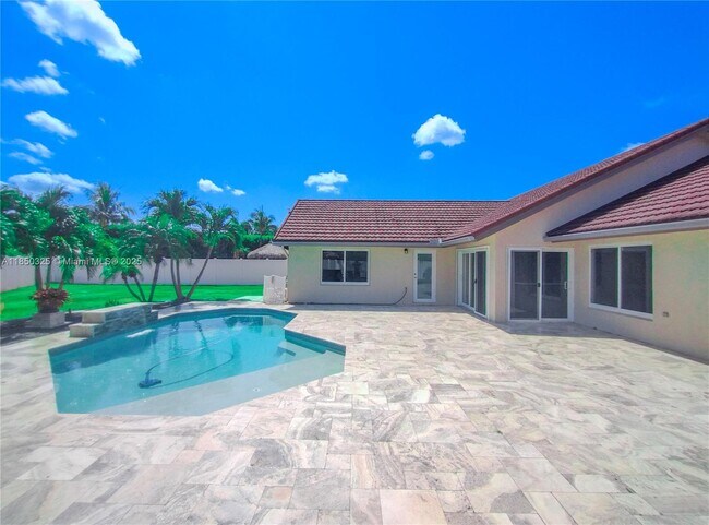 Building Photo - 5780 Sun Pointe Cir