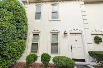 Building Photo - End Unit 2 Bedroom 2 1/2 Bath Townhome-Hil...