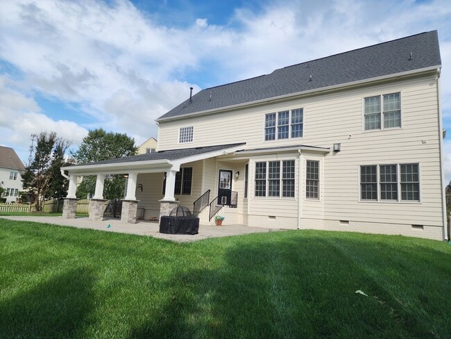 Building Photo - Stunning Luxury Home with 5 Bedrooms and 5...