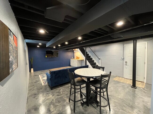 Building Photo - 1246 Hillcrest Ct