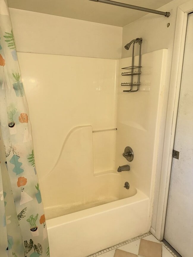 Building Photo - 2000+ sf home is in a great location, pet ...