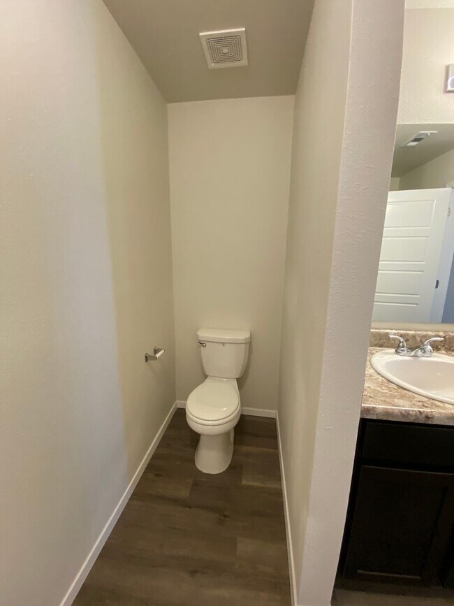 Building Photo - AVAILABLE TODAY! — Comfort & Style -  3 Bed, 2.5 Bath Duplex in Lawlis Ranch