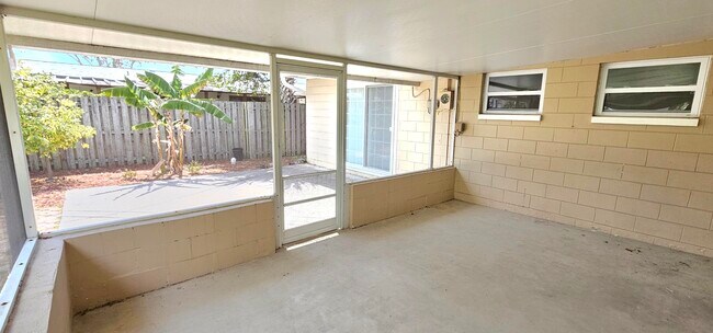 Building Photo - 1380 Floral Ln
