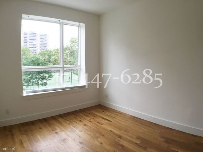 Building Photo - 105 Leonard St