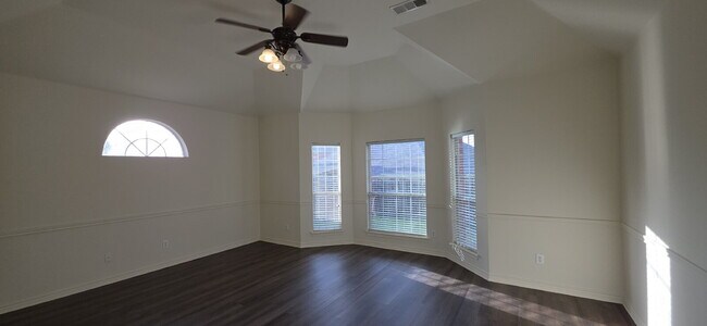 Building Photo - Recently remodeled 4 bedrooms, 3 bathrooms and move-in ready!