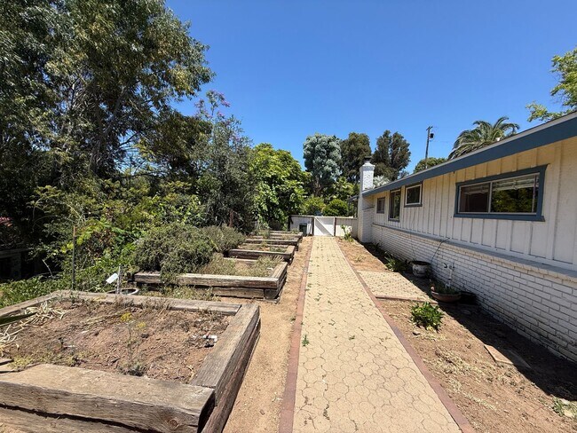 Building Photo - Large Ranch-Style Home in Vista