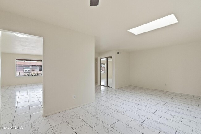Building Photo - 4731 W Paradise Ln