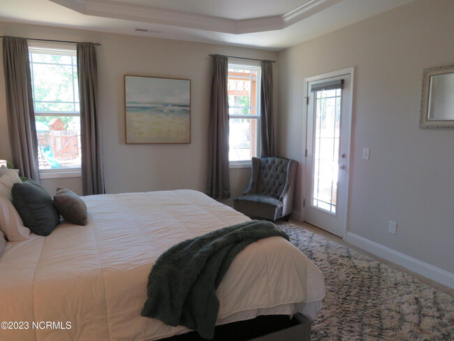 Building Photo - 425 Palisades Dr
