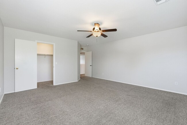 Building Photo - HUGE 6 Bedroom Home - Westgate and Freeways Nearby!