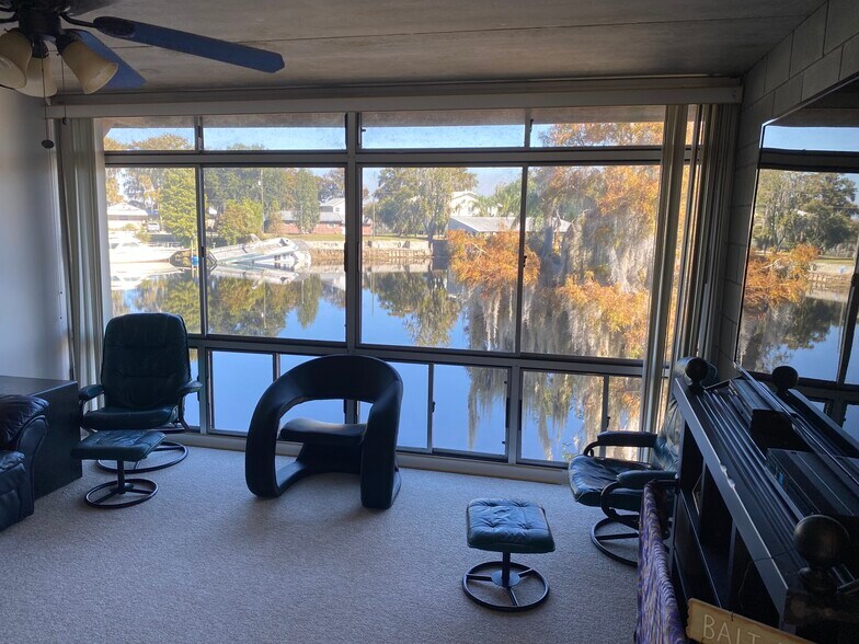 Building Photo - 160 N Lakeview Dr