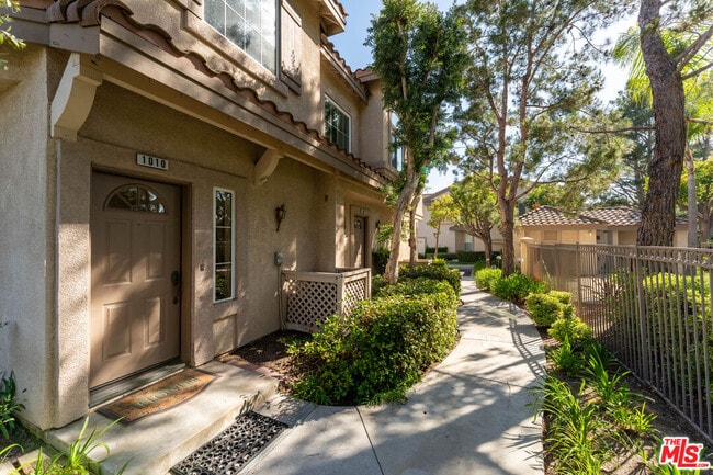 Building Photo - 1010 S Farralon Ln