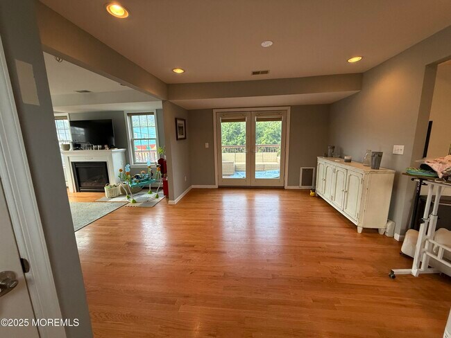 Building Photo - 66 Sea Drift Ave