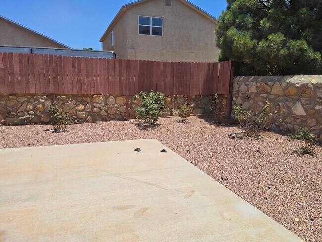 Building Photo - Clean THREE Bedroom Home For Rent
