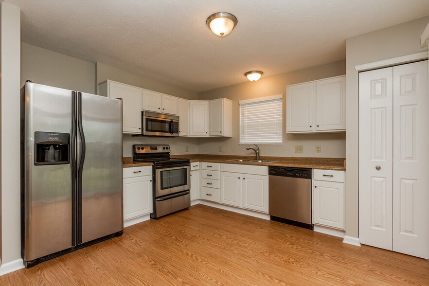 Building Photo - 8233 Twin River Dr