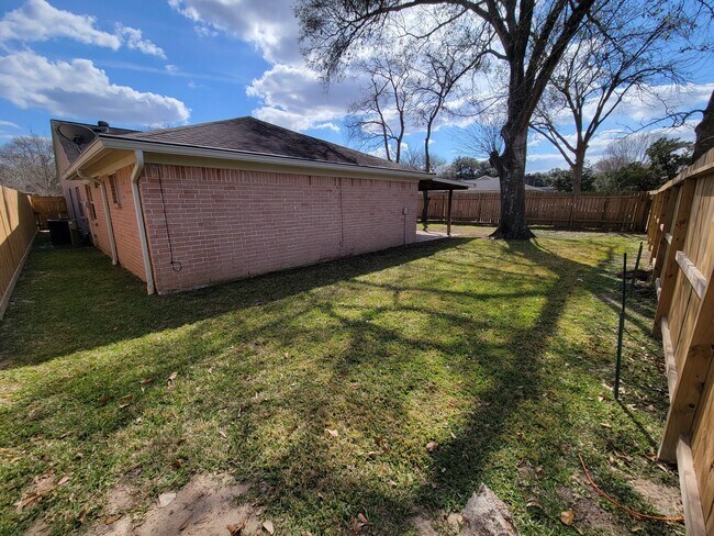 Building Photo - 22522 Deville Dr