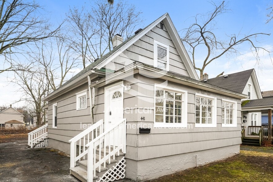 Building Photo - 441 Cottage St