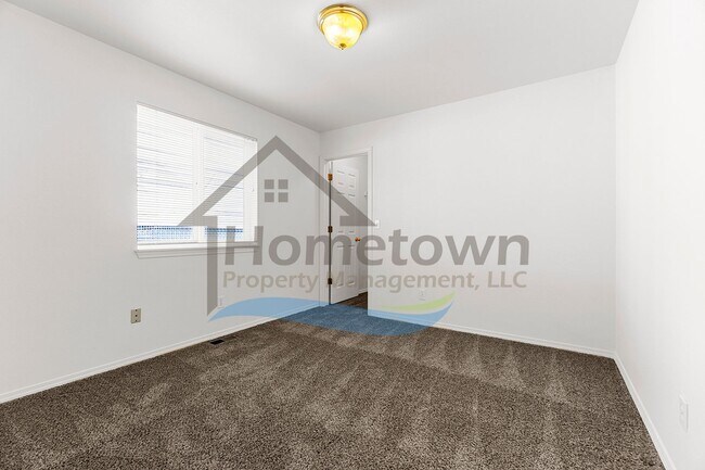 Building Photo - 3 Bedroom 2 Bathroom Home with Attached 2 Car Garage Available in Coeur d'Alene!