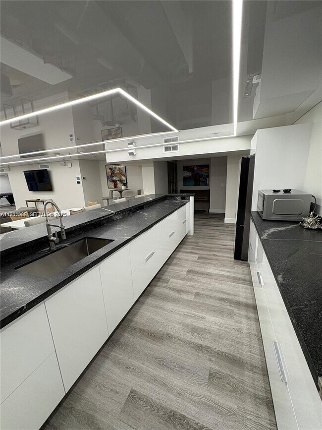 Building Photo - 340 Sunset Dr