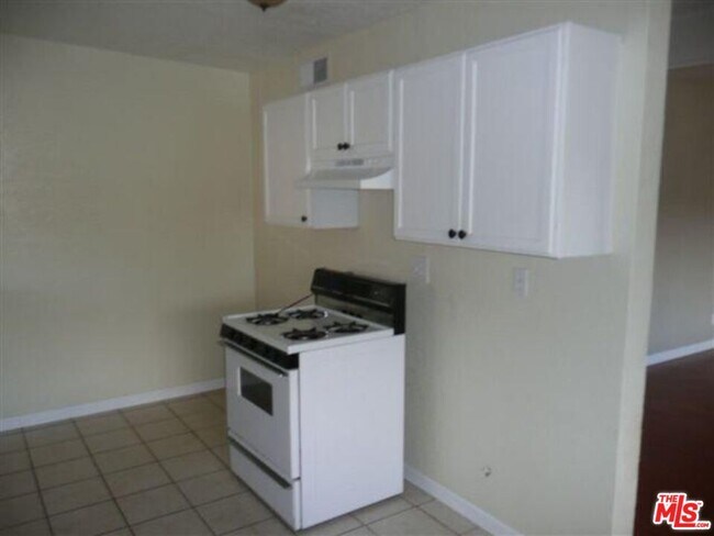 Building Photo - 310 N Cherry St