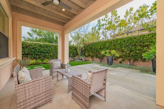 Building Photo - Fully Renovated 2 Bed, 2.5 Bath + Den Single Story Home Available NOW in Eastwood Village in Irvine!