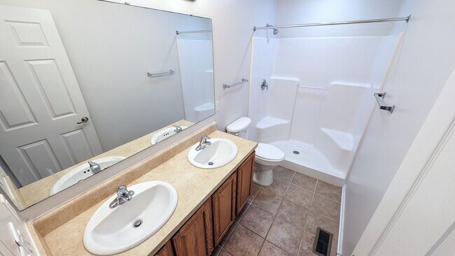 Building Photo - Turnabout Lane Duplex