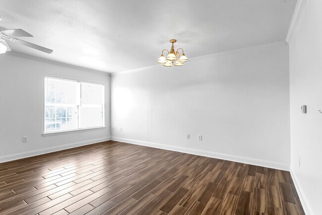 Building Photo - 735 Majestic Dr