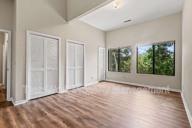 Building Photo - 9 Stallion Ct