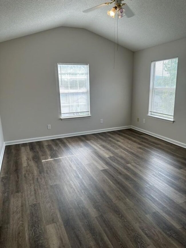 Building Photo - 7082 Oakwood Cir