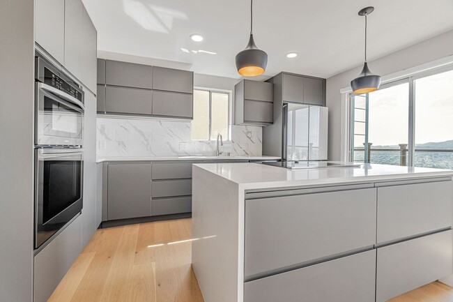 Building Photo - Stunning Three Bedroom Home in Westwood Hi...