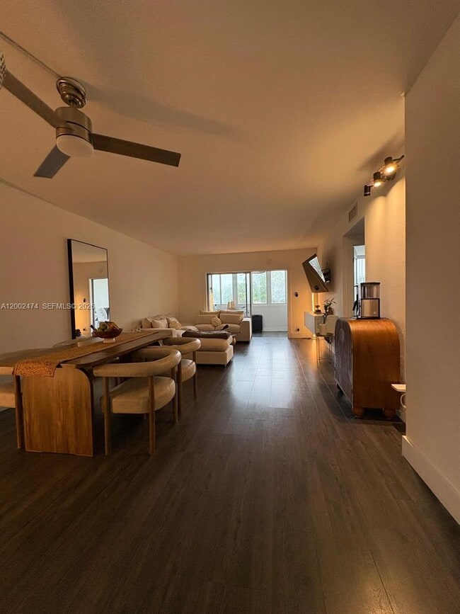 Building Photo - 4200 Hillcrest Dr