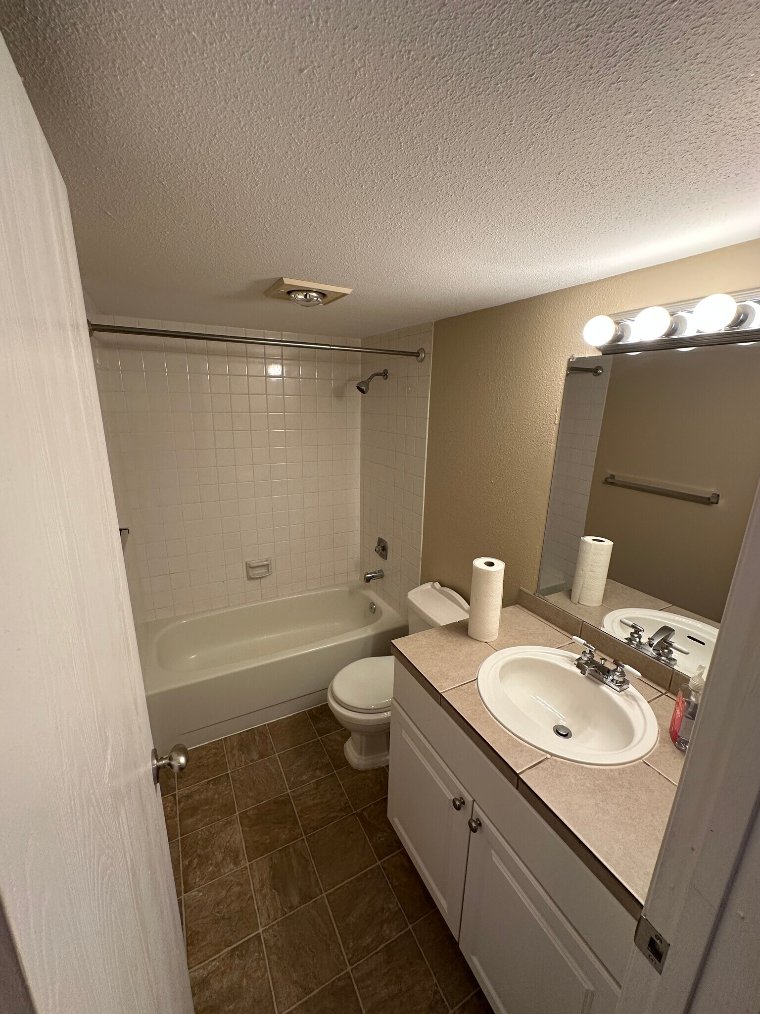 Building Photo - 4641 W Lake Sammamish Pky SE