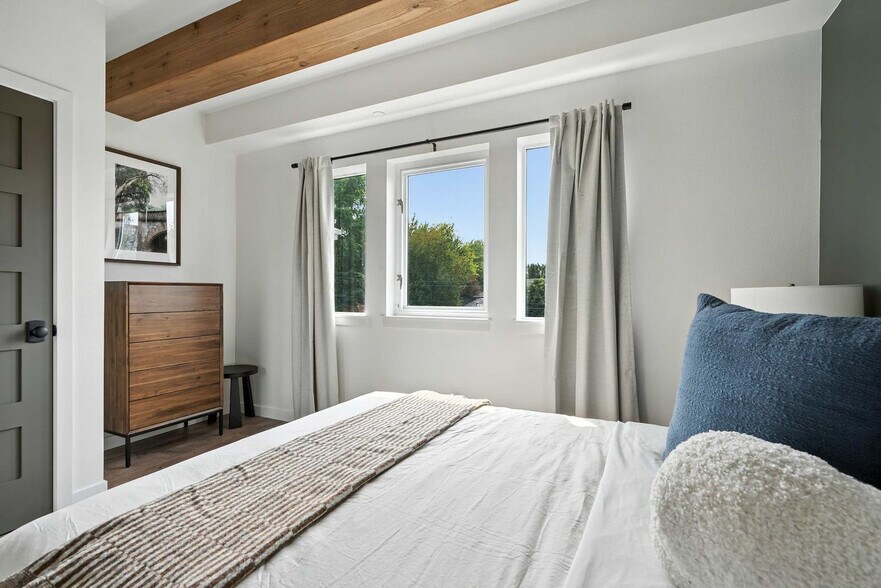 Building Photo - 925 NE 23rd Ave