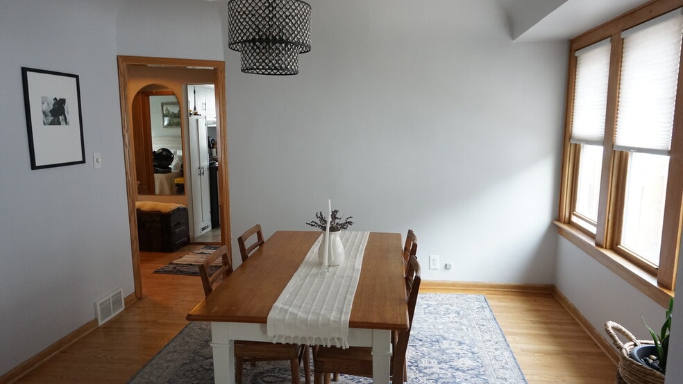 Dining - 324 N 70th St