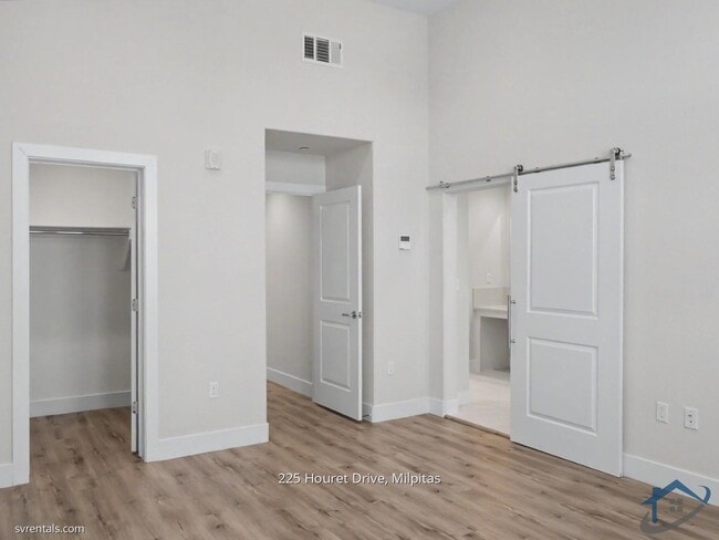 Building Photo - 225 Houret Dr