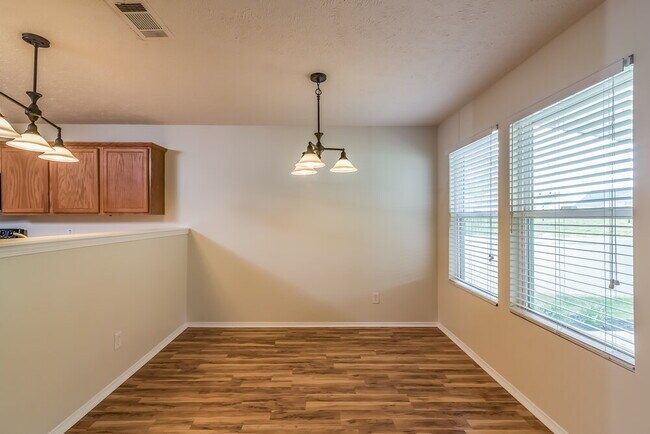 Building Photo - 5723 Roxbury Dr