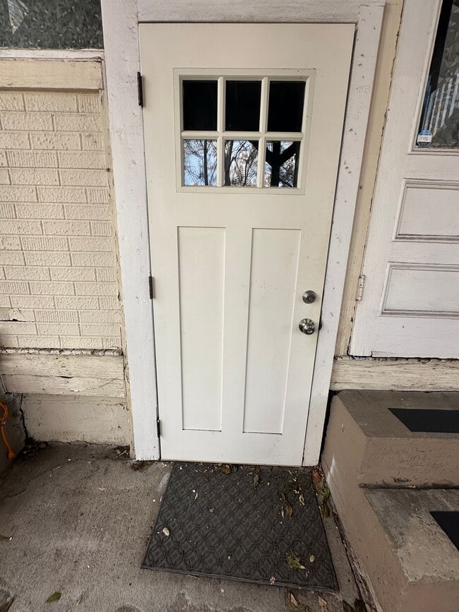 Building Photo - Cozy Cap Hill Studio Unit in Beautiful Converted Mansion- Great Location! Shared Yard!  (Free 1st...