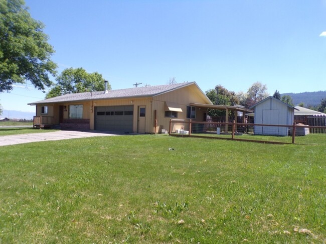 Building Photo - 1108 E Ave