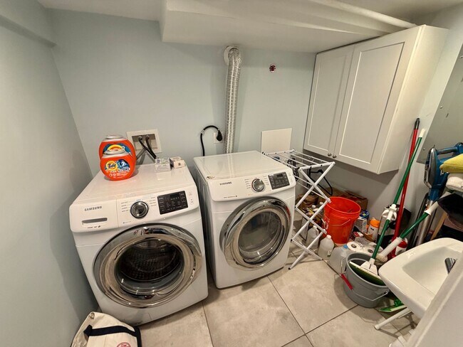 Building Photo - Beautiful Benning 3 Bedroom Renovated Bungalow Home with Yard, Parking, W/D.