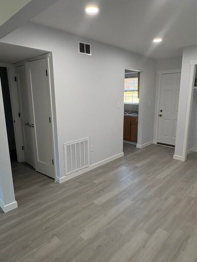 Building Photo - Newly Renovated 2 Bedroom 1.5 Bath