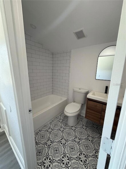 Building Photo - 114 W Amelia Ave