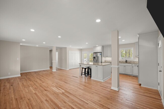 Building Photo - 3 Bedroom Lake Home In Gainesville!