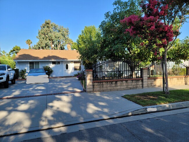 Building Photo - Room Rental Glendora