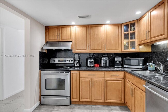 Building Photo - 1351 NE Miami Gardens Dr
