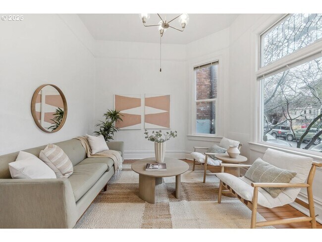 Building Photo - 2Bd/1Ba + Bonus Room Located in the Popula...