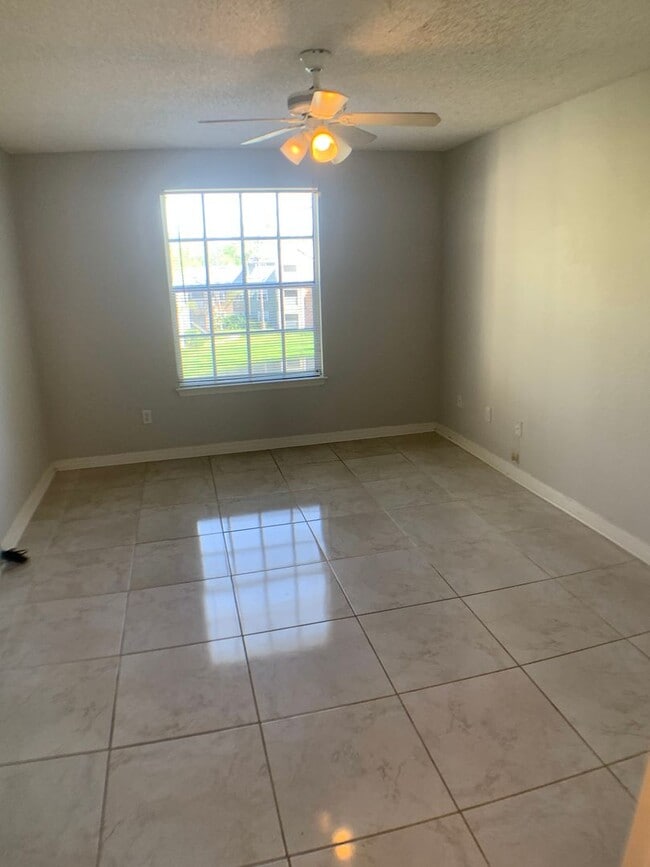 Building Photo - Beautiful 2/2 in an amazing secure communi...